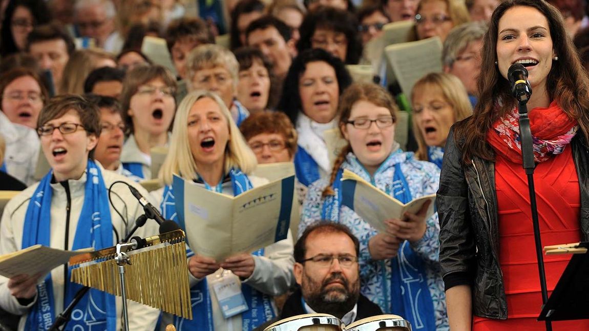 Jesus stimmt das Lied des Lebens an. Deshalb dürfen wir am Osterfest in froher Hoffnung in dieses Lied einstimmen: "Jesus hat den Tod bezwungen und uns allen Sieg errungen. Halleluja, Jesus lebt!" 