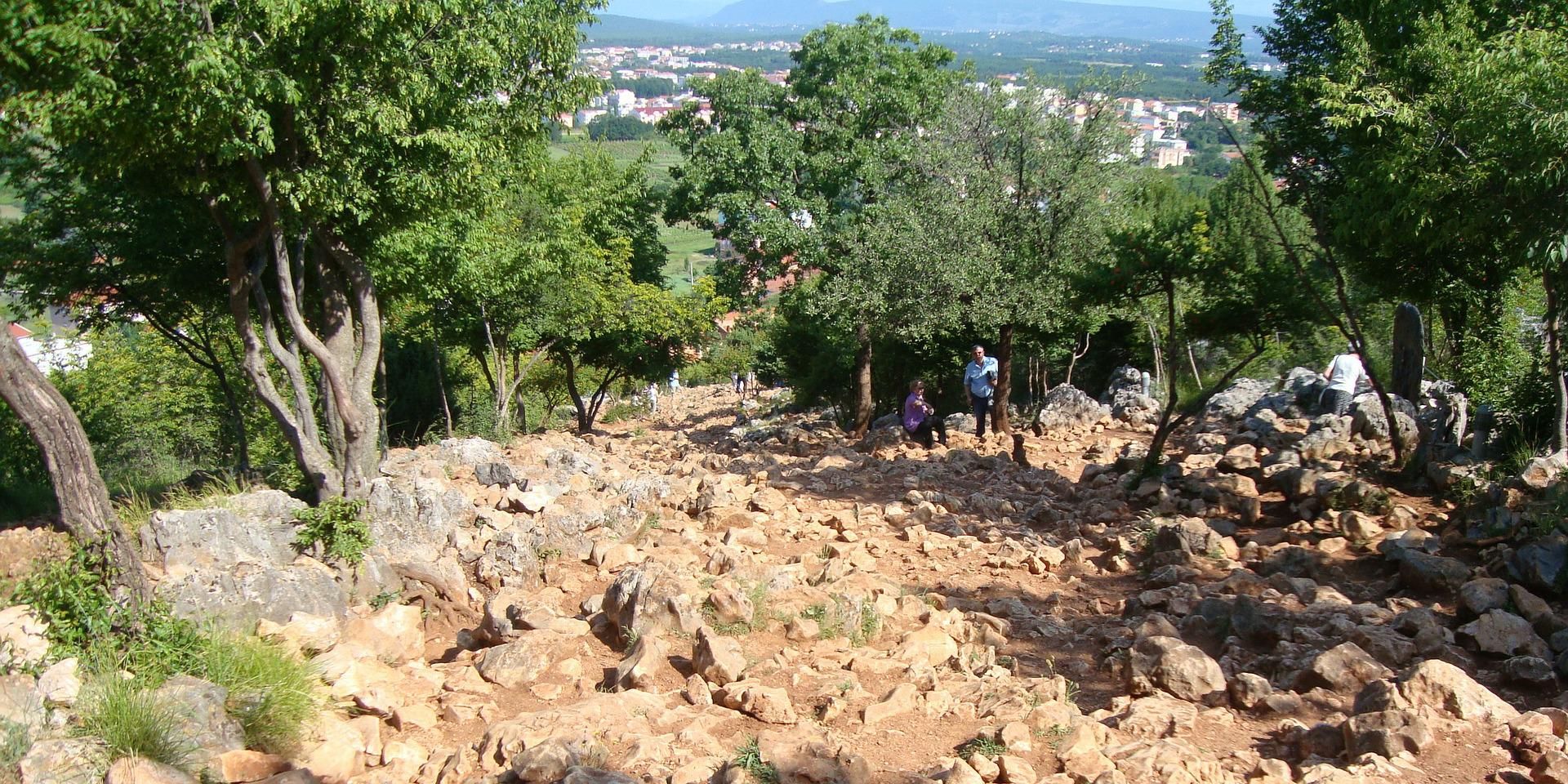 Der Erscheinungsberg wird als Ort der ersten Erscheinungen der Muttergottes betrachtet.