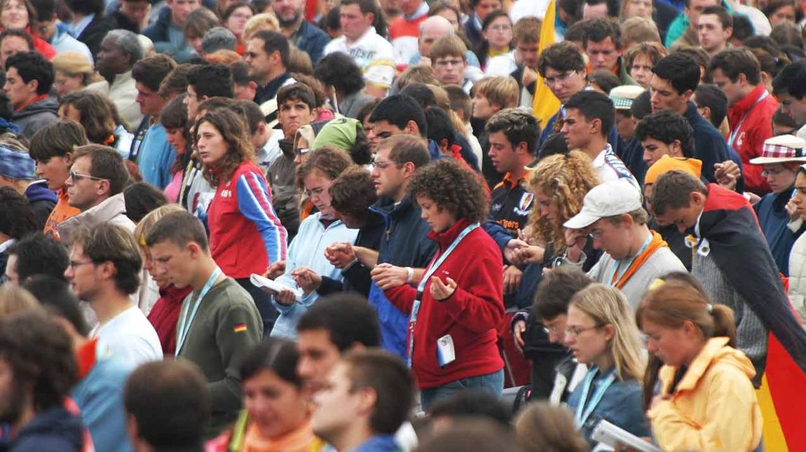 Viele Menschen beten gemeinsam